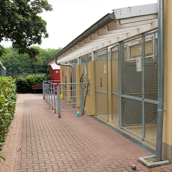 Außenzwinger des Hundehauses mit Gittertüren